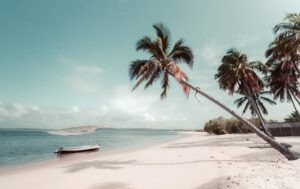 embarcacion tradicional dhow playa Mozambique destino viajes de novios