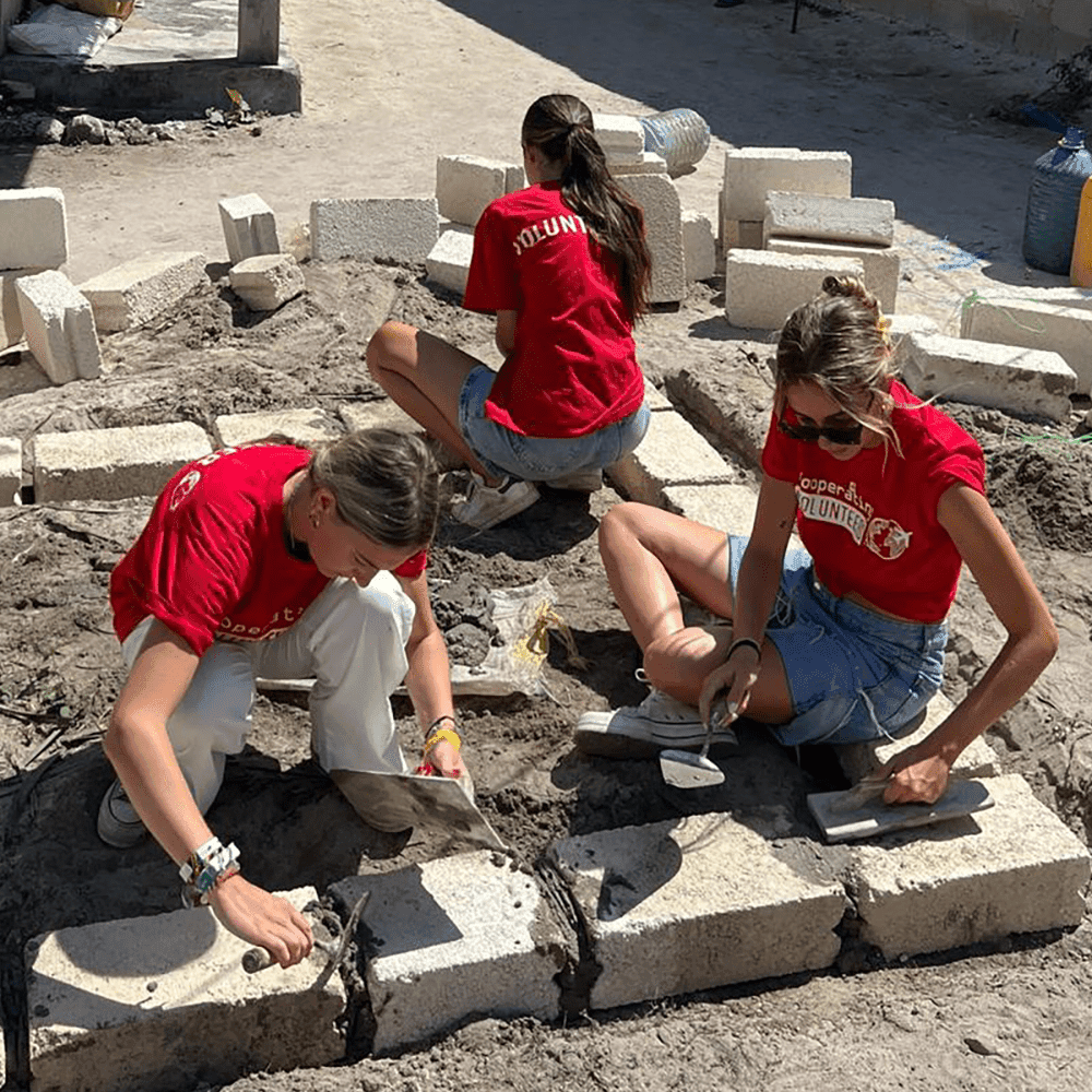 Jóvenes trabajando en voluntariado Isla Zanzibar