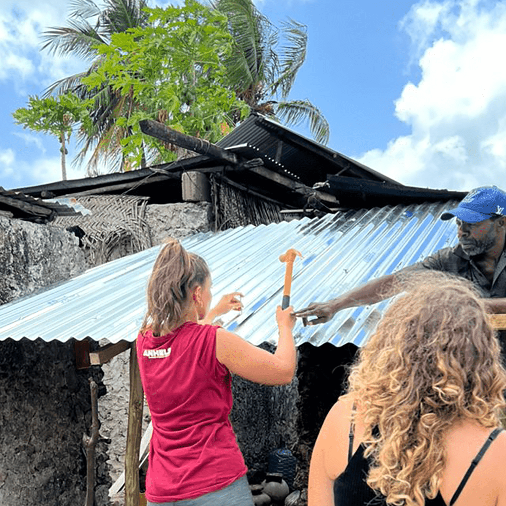 Mujer voluntaria en Jambiani Zanzibar