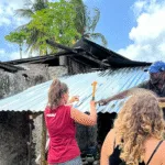 Mujer voluntaria en Jambiani Zanzibar
