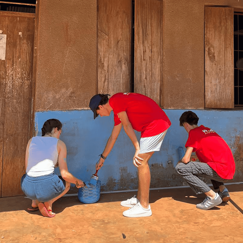 Jóvenes pintando trabajo comunitario Zanzibar